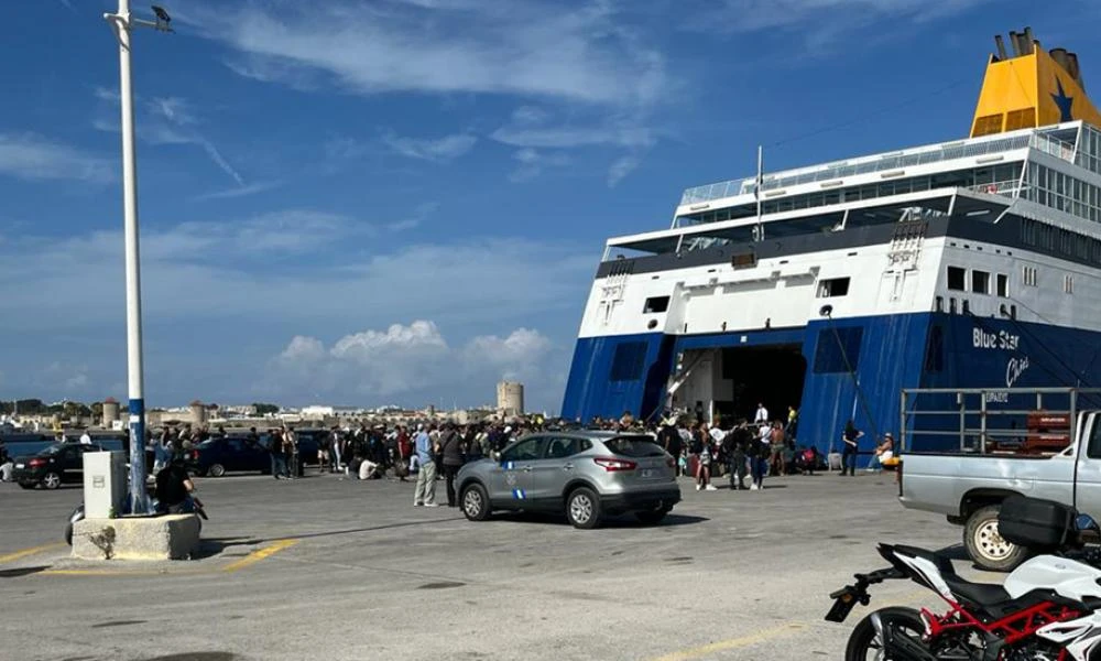 Μεγάλη αναστάτωση στο Λιμάνι της Ρόδου: 400 λαθρομετανάστες εμποδίζουν τον απόπλου πλοίου